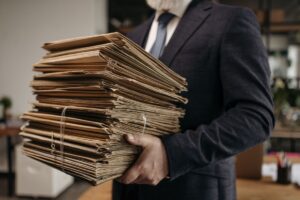 Aktenordner werden getragen