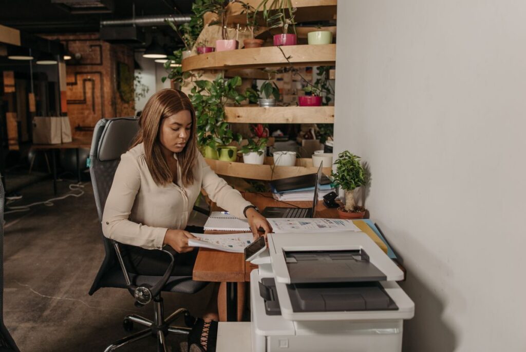 Arbeiten am Kopierer im Büro