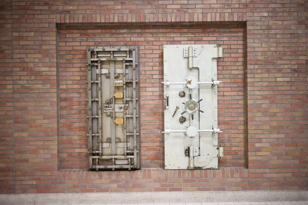 Historische Tresortüren in einer Wand